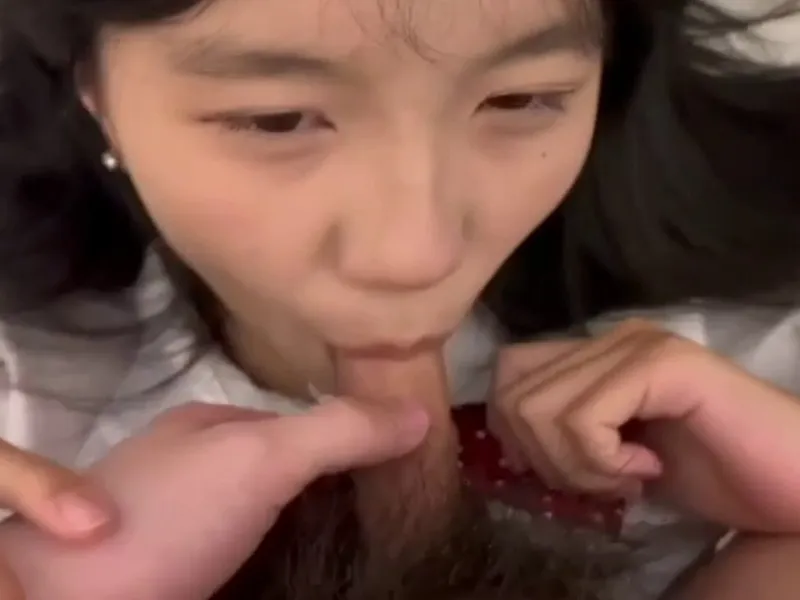Em loli dễ thương liếm cậu bé biến em thành con đào nứng p2